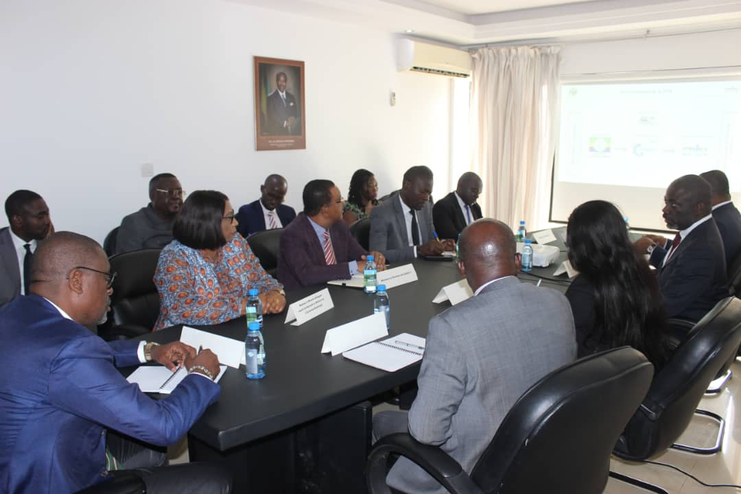 Cette rencontre a permis au Ministre de découvrir le cadre de travail et échanger avec le top management de l’entité sur sa contribution dans la réduction de la fracture numérique au Gabon.