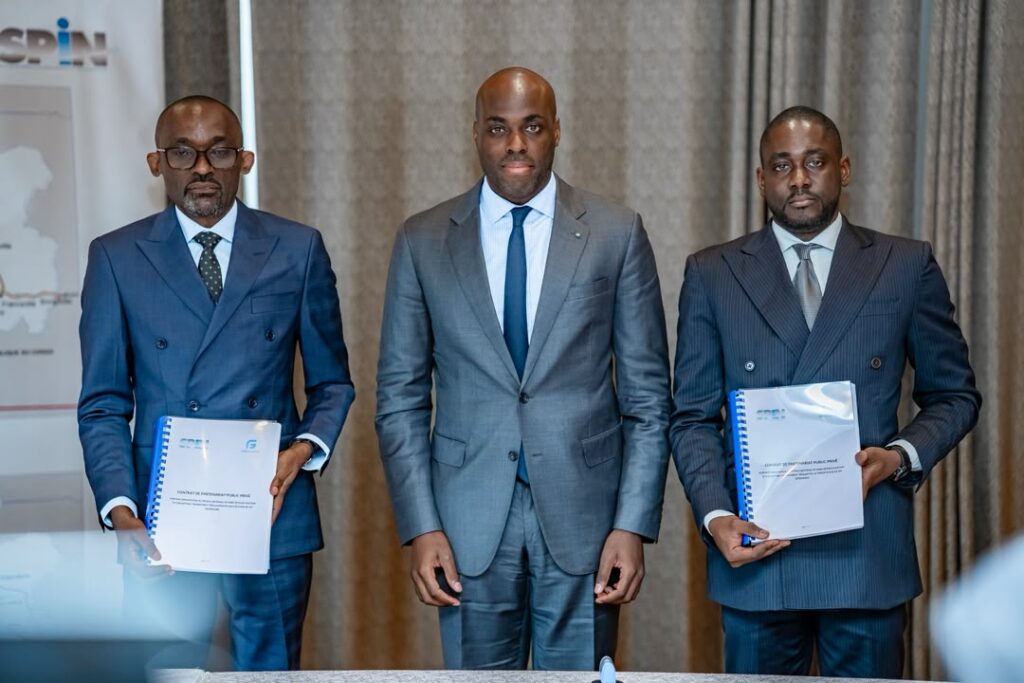 M. Bertrand Mahoukou Bitchinda, directeur de la SPIN, et M. Lauric Étienne Owono Engongah, directeur général de Gabon Fiber S.A., lors de la signature du partenariat public-privé pour l'exploitation, la modernisation et l'extension du backbone national gabonais (3 433 km de fibre optique), en présence du ministre de l'Économie numérique, M. Mark Alexandre Doumba