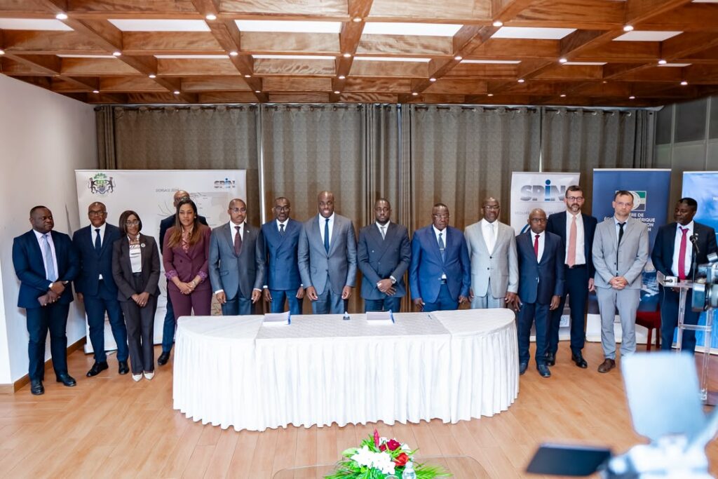 Photo collective à l'occasion de la signature du PPP SPIN – Gabon Fiber S.A. portant sur le backbone national gabonais (3 433 km de fibre optique), réunissant l'écosystème du numérique gabonais